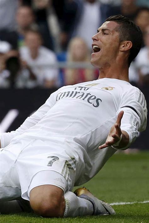 Cristiano Ronaldo’s Bio, Age, Relationships, Latest Buzz, Photos & Videos