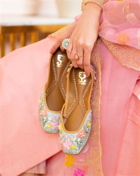 Buy Handcrafted Punjabi Juttis for Women Online – Fizzy Goblet