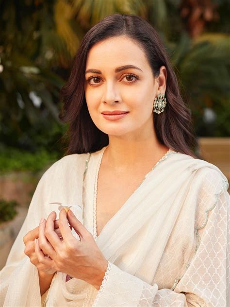 Dia Mirzas Natural Face Scrub