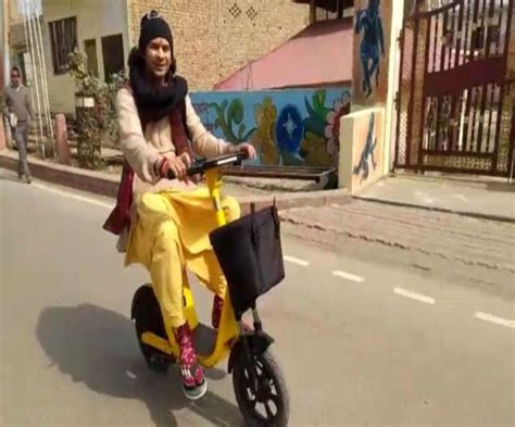 वृंदावन में साइकिल पर दिखे लालू के लाल तेज प्रताप, पटना में ऐश्‍वर्या ...