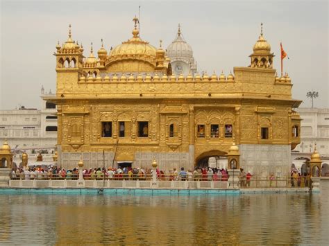 The Golden Temple Amritsar - About and Travel Guide Sites in India