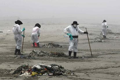 Los pescadores siguen en tierra un año después del derrame de Repsol en ...
