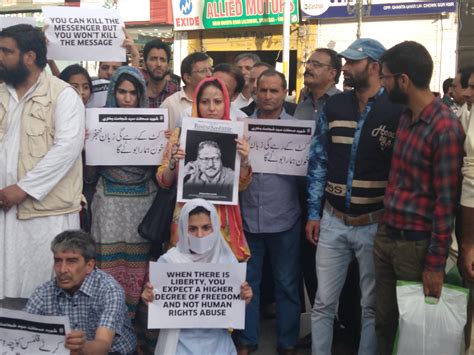 Shujaat Bukhari’s killing: Journalists in Srinagar protest against ...