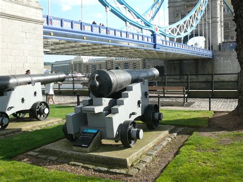 1800 12 Pounder Cast Iron Wooden Garrison Carriage Londres Tower Bridge ...