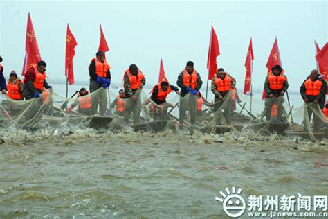 河水暴涨 浙江民众用挖掘机蚊帐捕鱼(图)-搜狐新闻