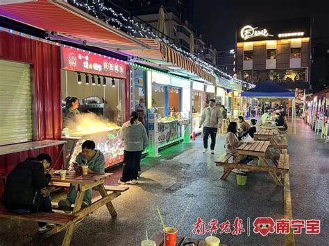 南宁中山路美食街，道路中间摆满摊，老店美食吃到撑！_腾讯新闻