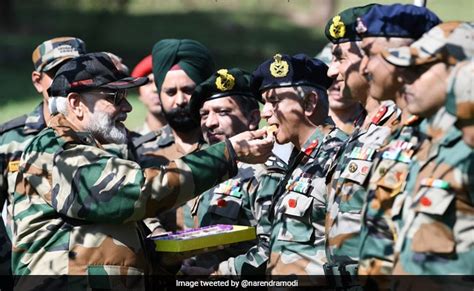 PM मोदी ने राजौरी में जवानों के साथ मनाई दिवाली, कहा- सैनिकों के ...