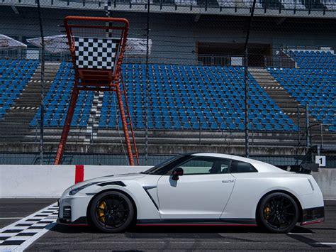 2020 Nissan GT-R: 177 Exterior Photos | U.S. News