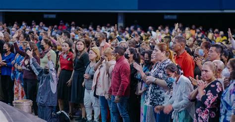 100 People Standing Together 的图像结果