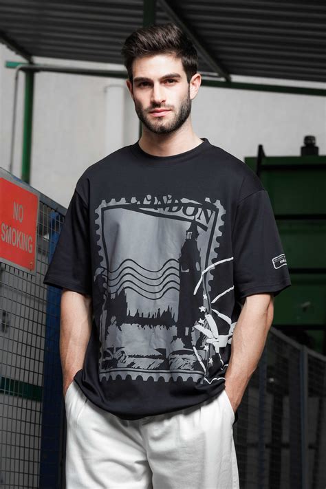 Black Oversized Printed Drop-Shoulder Sleeve Pure Cotton T-shirt ...