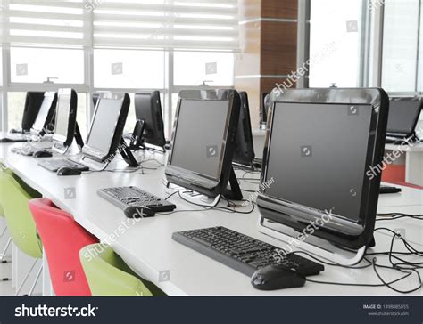 Empty Computer Room 的图像结果