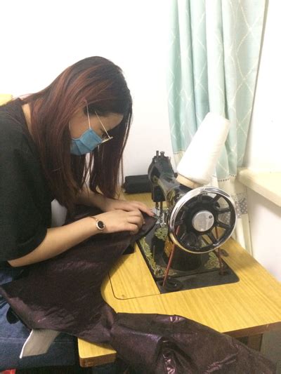 借老式缝纫机、直播买布料、充当摄影师——这届毕业生让传统文化重生，也让自身技能全面提升-武汉设计工程学院