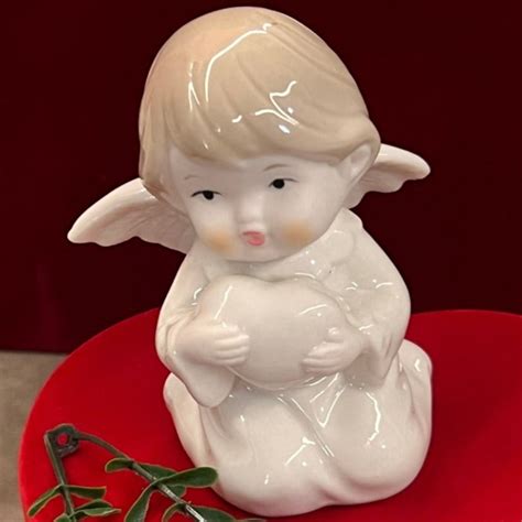 Baby Angel Holding Heart – Timaya's Decor