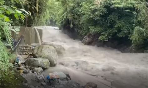 彭州山洪中，父子坚挺15分钟，被洪水卷走，父亲获救孩子不在了！【周姐在努力】 - YouTube