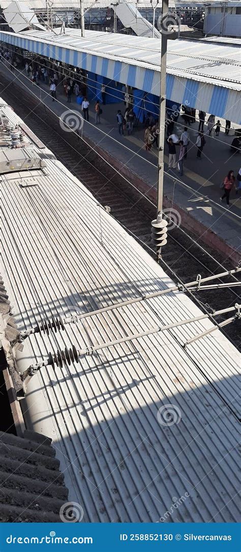 Local Train Mumbai Top View 的图像结果