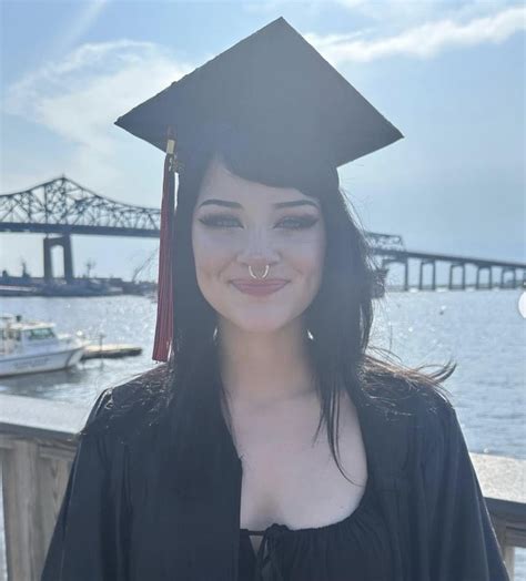 Mia Rae aka Thiccmom666 graduated high school : r/thicccmom