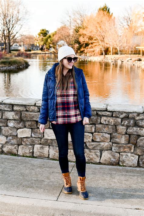 How to Style a Flannel Shirt (+ 16 Outfit Ideas)