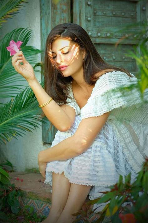 Jacqueline Fernandez sizzles with her simple and natural look in ...