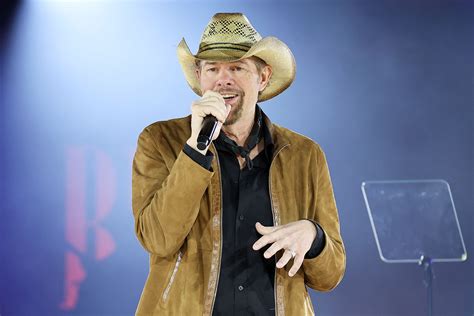 What happened to Toby Keith's dad, Hubert Keith Covel Jr.?