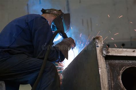 金属焊接 库存图片. 图片 包括有 屏蔽, 工作者, 焊工, 技术, 照亮, 火花, 制造, 金属, 行业 - 20562263