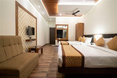 DEBRANI GREENWOOD RESORT (Madhya Madarihat) - Hotel Reviews & Photos ...