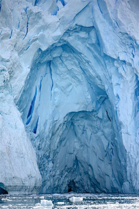 南极洲的浮动冰山 (© Ray Hems/Getty Images)