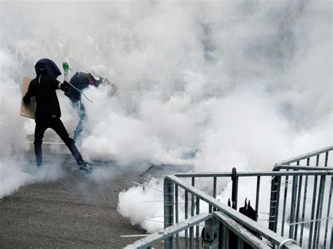Hong Kong: Riot police fires tear gas, swung batons at protestors