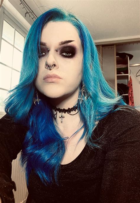 Been feeling unsure about blue hair again but curled it and feel a ...