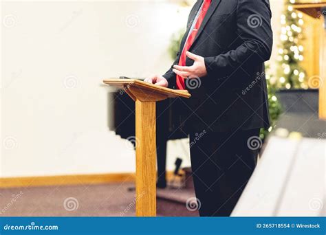 Business Man in Suit Preaching Image 的图像结果