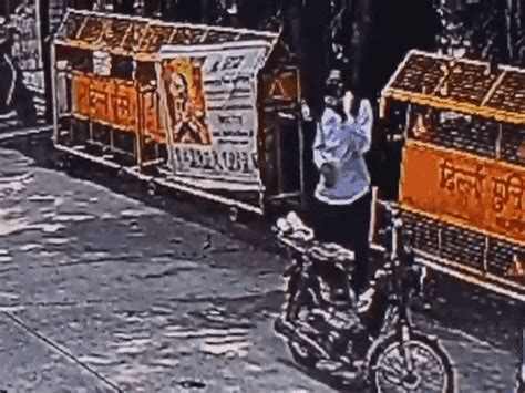 Mentally unstable attacker targets Delhi CM, Rajkot MP steps in Police ...