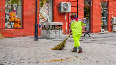 劳动人民城市环卫工人街道清扫摄影图配图高清摄影大图-千库网
