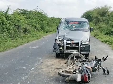 Accident between bike and Ikko vehicle on Dhima road in Vavna, two ...