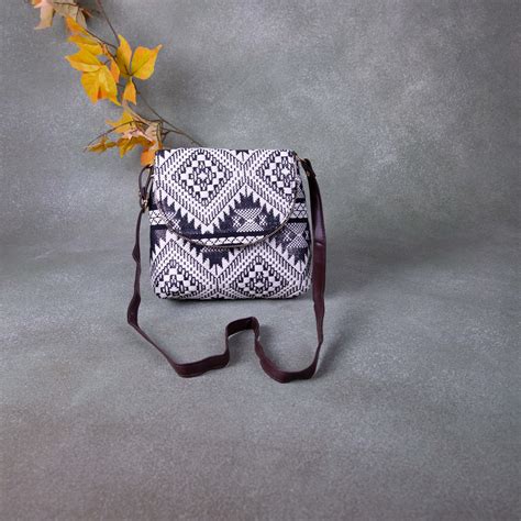 Regular Slings White with Black Colour Big Diamond Design Round Flap ...