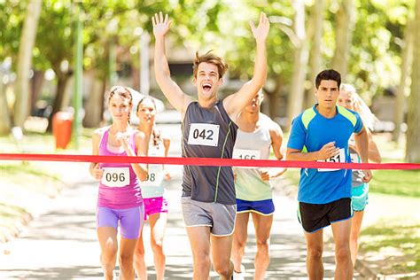 Runner Crossing Finish Line 的图像结果