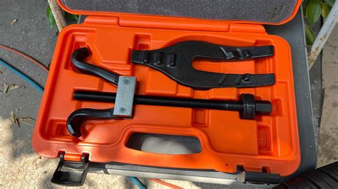 How to Use a Coil Spring Compressor for a 1996 GMC 1500 2WD 的图像结果