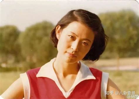 61岁倪萍晒年轻美照太惊艳，如今瘦身成功显老态？回归主持气质佳 - 知乎