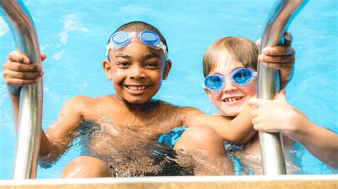 Child Swimming 的图像结果