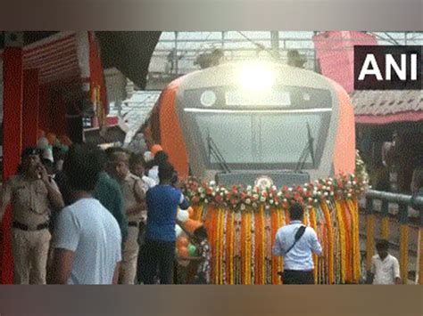 Gorakhpur to Patliputra in just 7 hours as PM Modi flags off new Vande ...