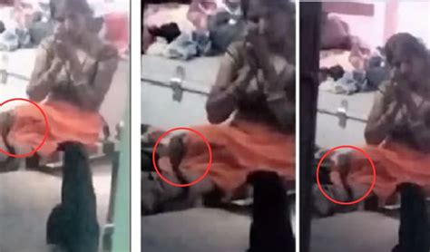 Cobra : కాలికి చుట్టుకున్న నాగుపాము, శివ నామస్మరణ చేస్తు కూర్చున్న మహిళ ...