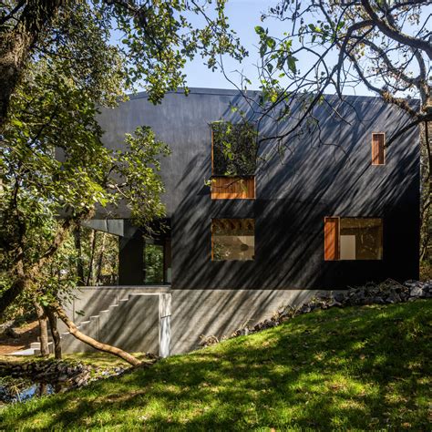 Photo 3 of 16 in A Matte Black Home in Mexico City Opens Up to 360 ...