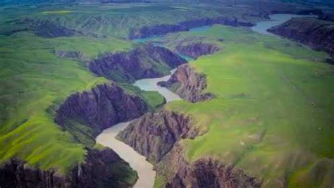 航拍：新疆伊犁喀拉峻大草原，鳄鱼湾——中国巅峰自然景观_腾讯视频