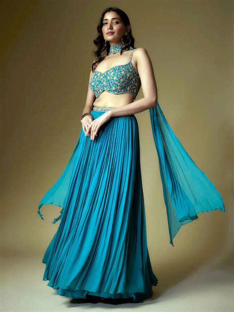 Navratri 2025: Festive Looks With A Royal Touch In Peacock Green On Day ...