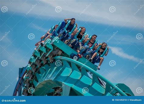Povos Que Apreciam Montando O Roller Coaster De Kraken Durante Férias ...