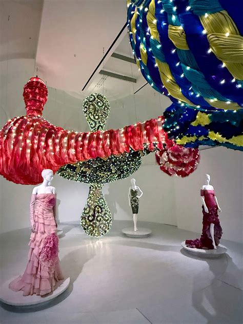 In Rome, Joana Vasconcelos rereads the legacy of Valentino Garavani