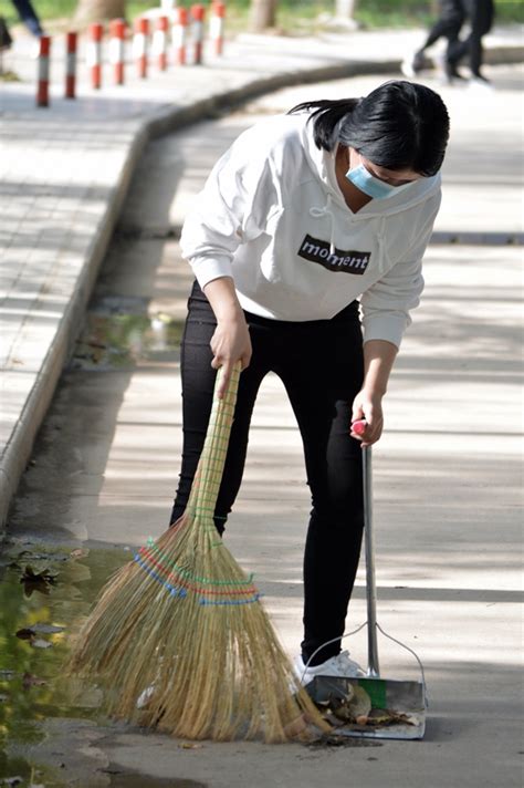 共建美丽校园，武汉工商学院开展校园环境卫生大扫除活动