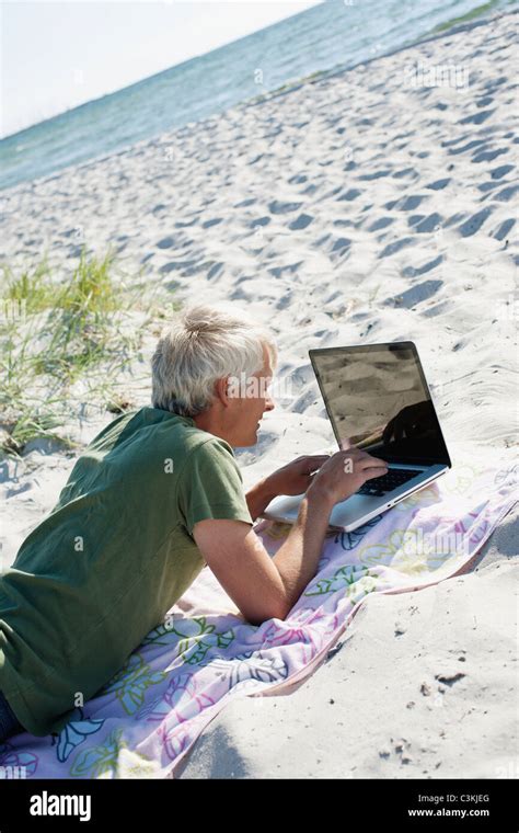 Beach Pictures with People Using Computer 的图像结果