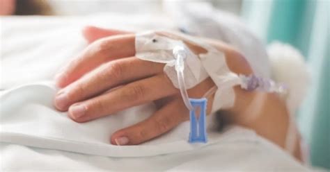 வென்டிலேட்டர் சிகிச்சையில் இருந்த 'ஏர்ஹோஸ்டஸ்'… 2 நர்ஸ்கள் கண்முன் ...