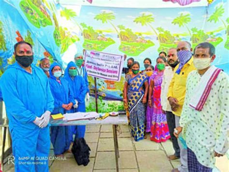 विडी घरकुल परिसरात ज्येष्ठ नागरिक दिनानिमित्त आरोग्य शिबीर | Sakal