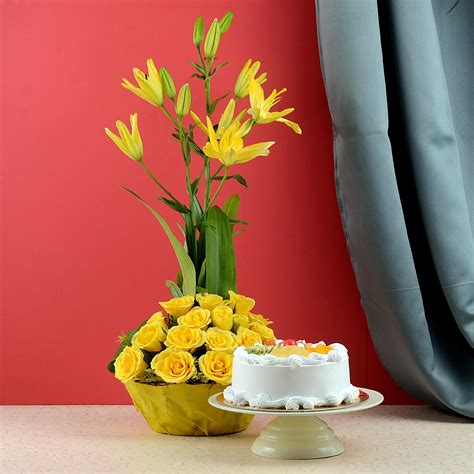 Flowers & Mixed Fruit Cake, Free Delivery - YuvaFlowers