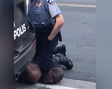 美国警察暴力执法致黑人男子死亡，为何此事持续发酵？_凤凰网资讯_凤凰网